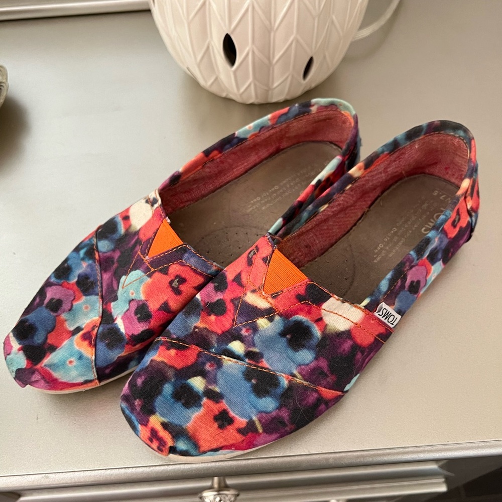 BEAUTIFUL RETIRED TOMS FLORAL SHOES!